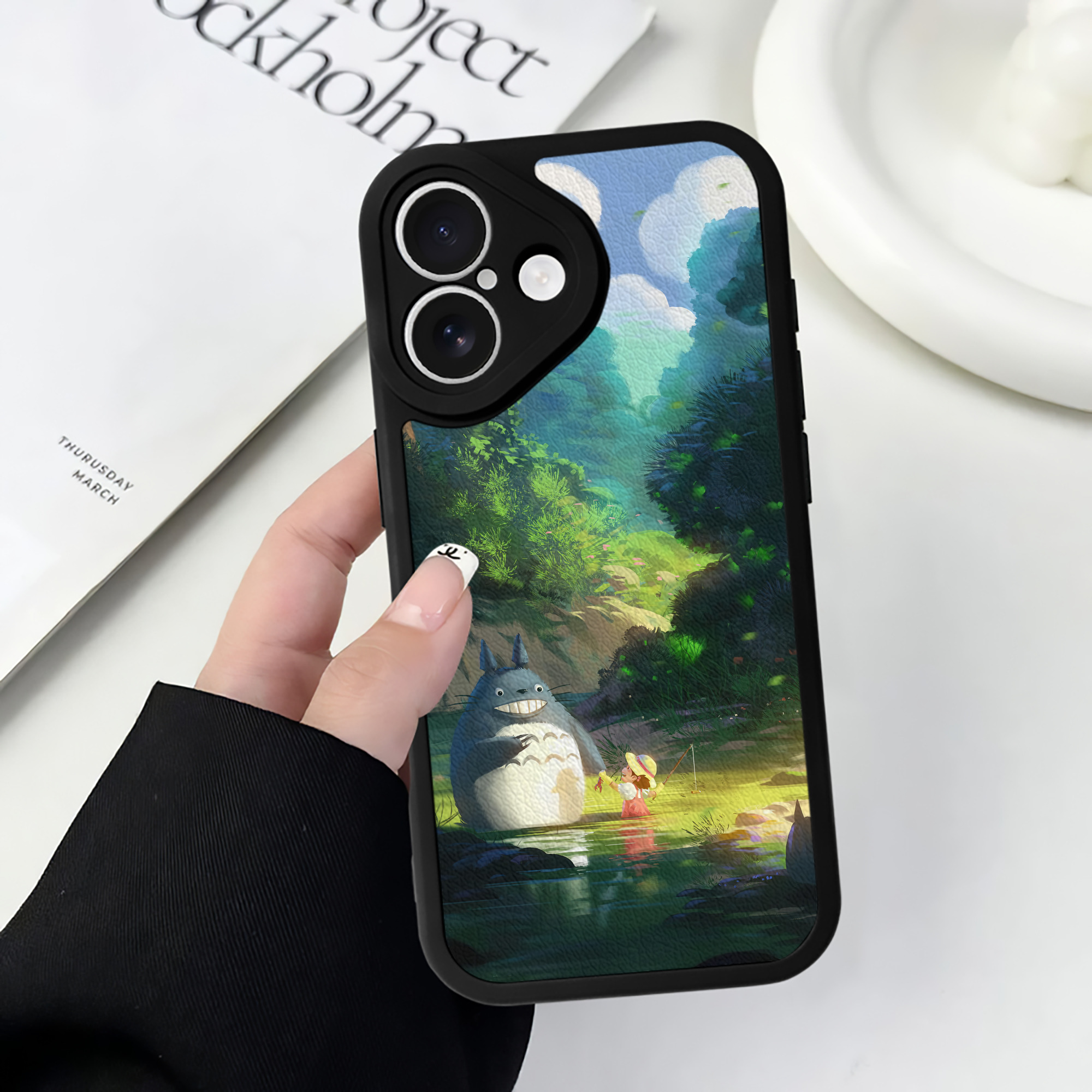 （画像用） となりのトトロ 草壁メイ 草壁サツキ My Neighbor Totoro Satsuki Kusakabe Mei Kusakabe 【iPhone 16シリーズ対応】シリコンスマホケース（レザー調） 材質：シリコン